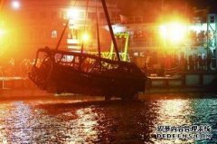 公交车掉江原因已曝光，打捞人员痛哭回忆:这件作业到